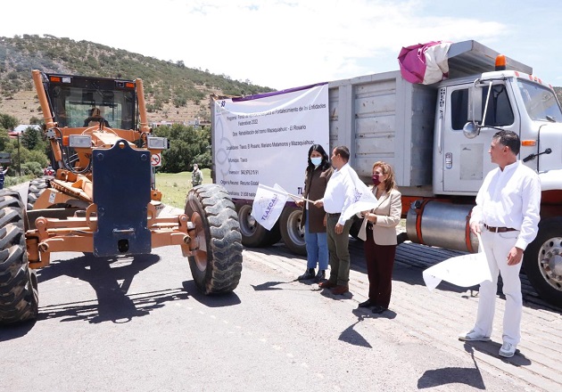 Gobernadora Lorena Cuéllar da banderazo de inicio a rehabilitación de carreteras en Tlaxco