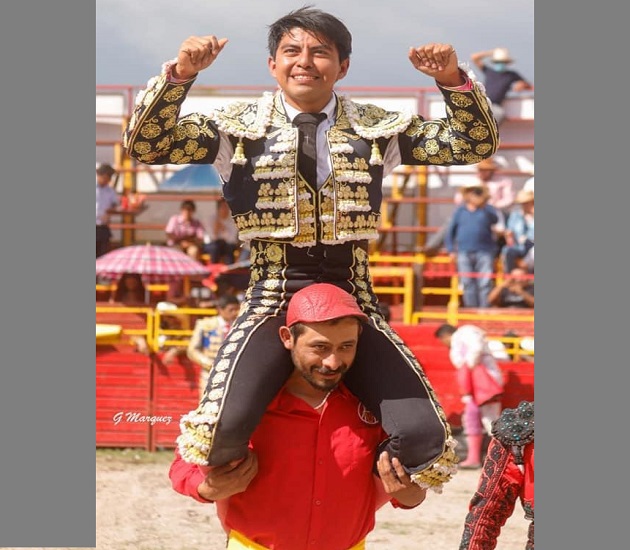 Triunfa ‘El Mojito’ en corrida de feria, en Apetatitlán