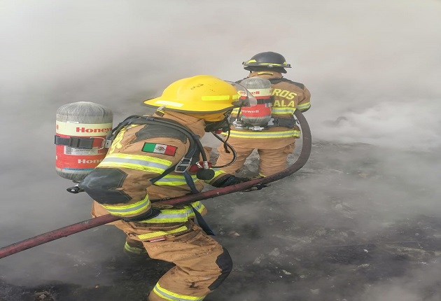 Bomberos de la SSC atienden incendio en planta recicladora