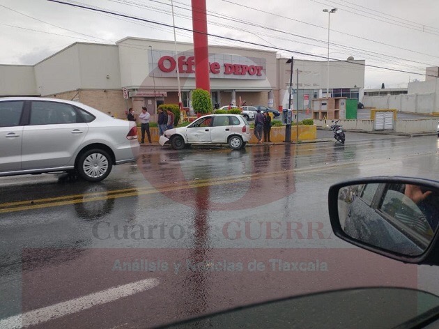 Automovilista pierde el control e impacta contra un muro, en la Ocotlán-Chiautempan