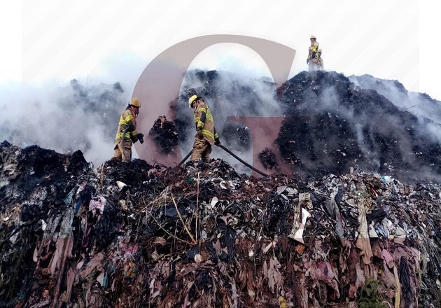 Combaten fuerte incendio en relleno sanitario de Panotla