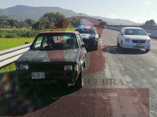 Policía Estatal de Caminos auxilia a conductor varado en Periférico de Tlaxcala