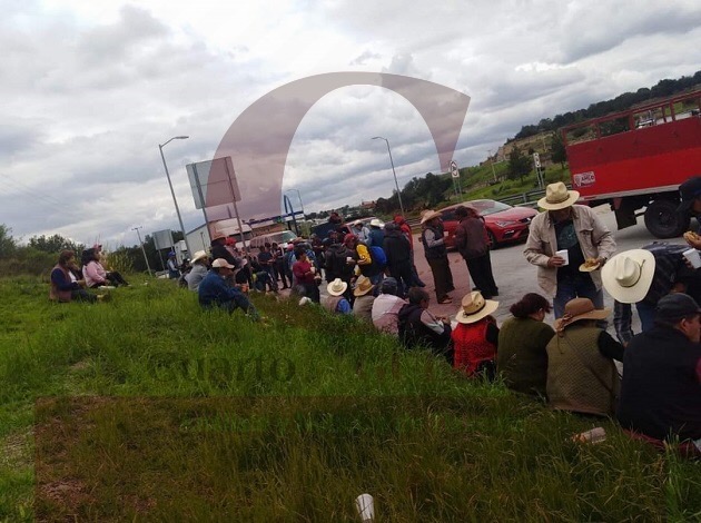 Campesinos cierran el Arco Norte, a la altura de Sanctórum; exigen pago por sus terrenos