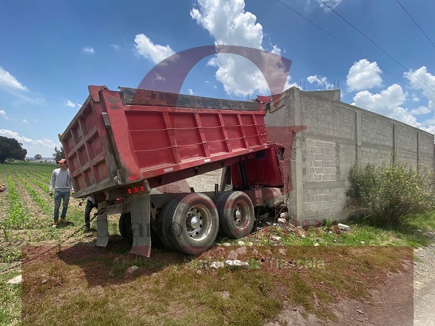 Choca unidad de carga contra barda, en Texcalac, Apizaco
