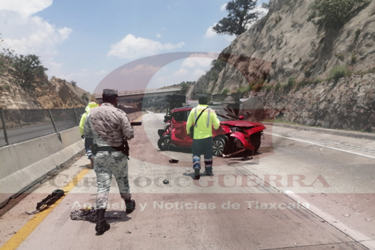 Automóvil es embestido por pipa y su conductor salva la vida, en Arco Norte