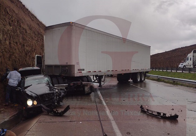 Tráiler derrapa y choca contra automóvil en el Arco Norte, ahora en Calpulalpan