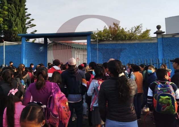 Demandan padres de familia destitución de directora en una primaria de Teolocholco