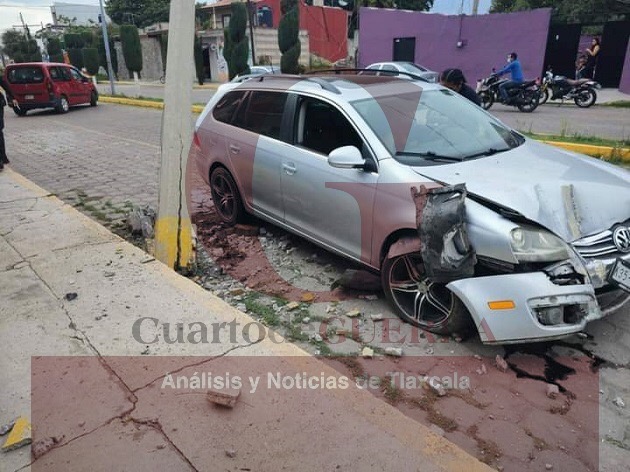 Mujer se impacta contra poste de luz, en Papalotla