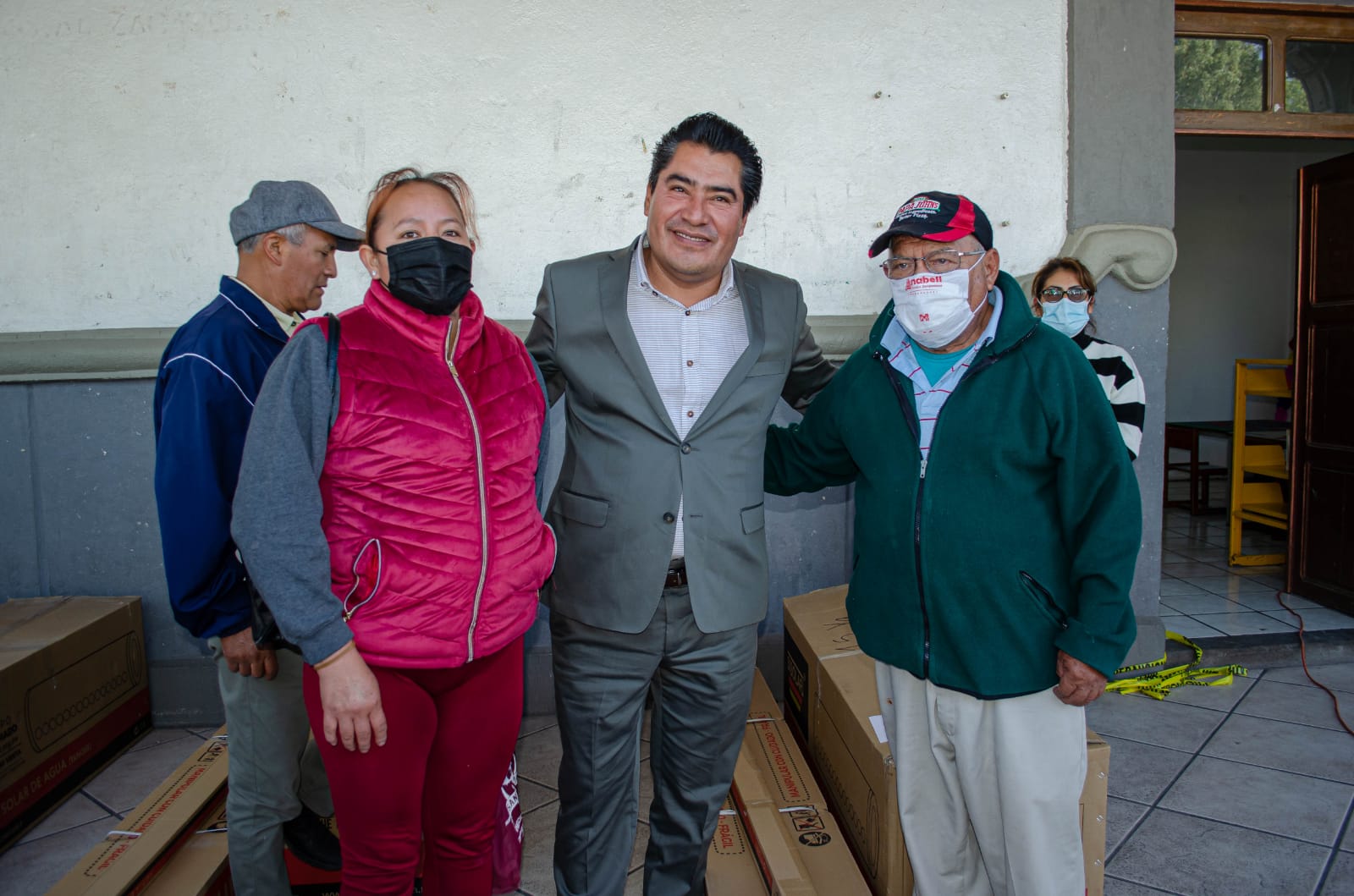Entrega el gobierno de Zacatelco calentadores solares en apoyo a la economía familiar