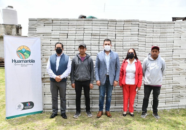 Entrega Santos Cedillo material de construcción en iglesia del Carmen Xalpatlahuaya