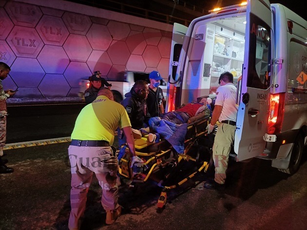 Mujer resulta herida tras caer de su motocicleta, en Apetatitlán