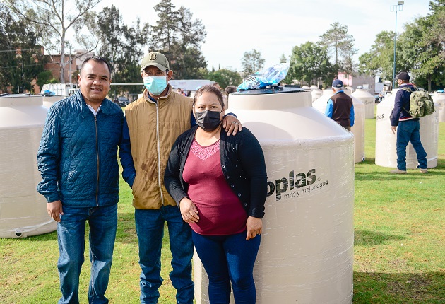 Realiza Ayuntamiento de Apetatitlán entrega de apoyos para almacenamiento de agua