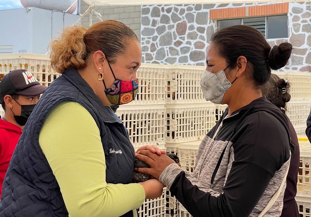 Se benefician más de 100 familias de Huamantla con la entrega de paquetes de aves de traspatio