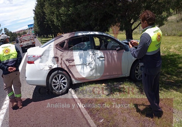 Abandonan vehículo accidentado en Tzompantepec