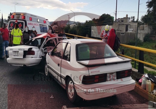 Choque entre taxi y auto compacto deja cinco lesionados, en Zacatelco