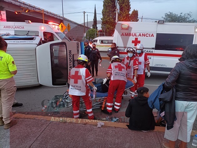 Al menos siete lesionados deja choque de unidades de transporte público, en Acuitlapilco