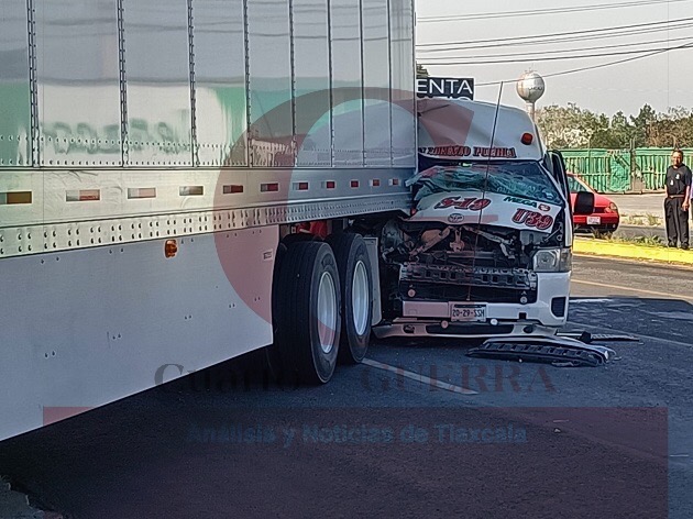 Ocho heridos, tras choque de camioneta de pasajeros contra tráiler, en Papalotla