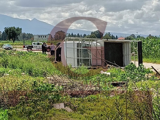 Muere hombre al ser atropellado por camioneta que volcó, en Ayometla