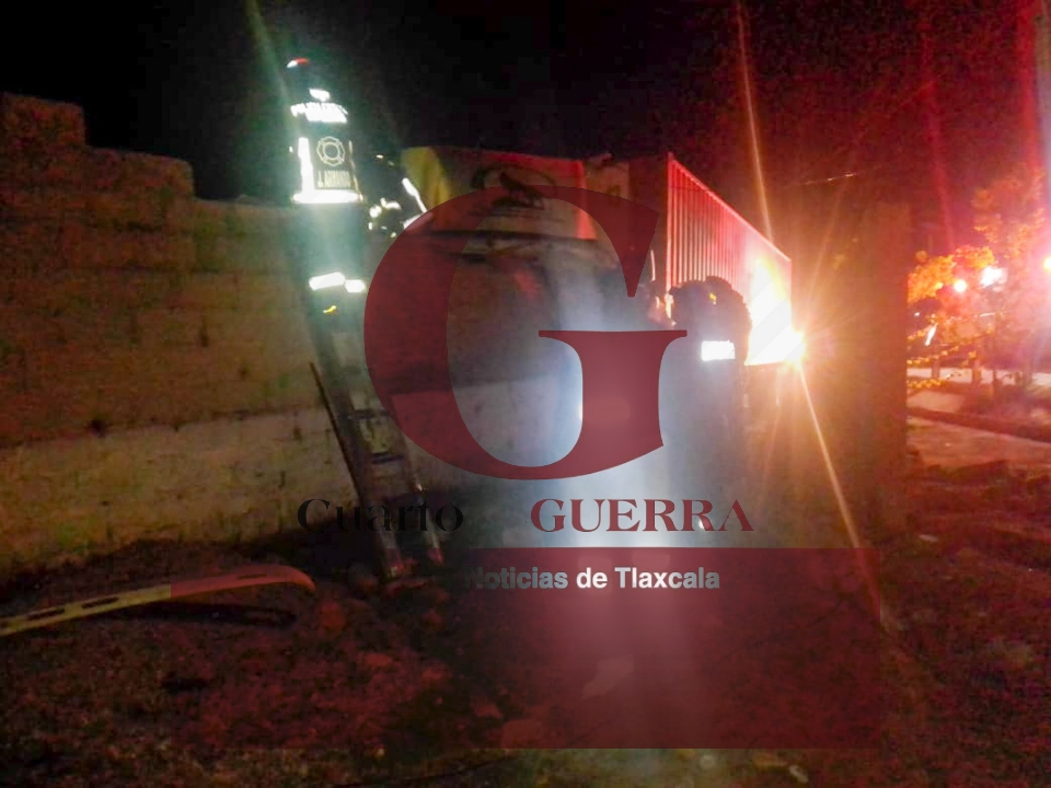 Choca su tractocamión contra una vivienda y resulta prensando, en Tequexquitla