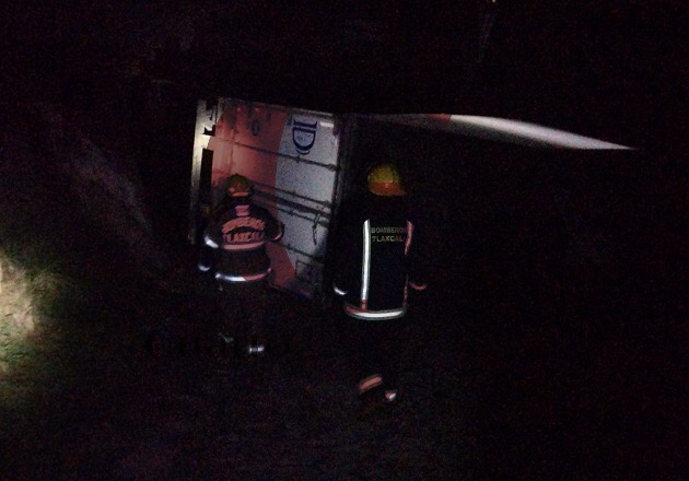 Vuelca tráiler cargado de harina; cae al fondo de una barranca, en Mazatecochco