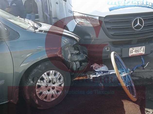 Atropella a ciclista y choca contra camioneta repartidora, en Xaloztoc