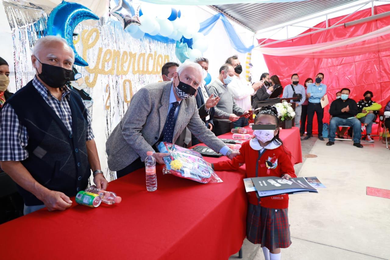Apadrinó Presidente de Chiautempan a alumnos de escuelas del municipio