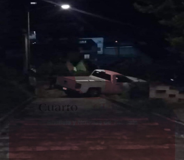 Dejan camioneta atascada en escalinatas de Cerro Gordo, Ixtacuixtla