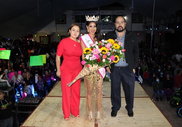 Coronan autoridades de Tzompantepec a la reina de la Feria del Comal 2022