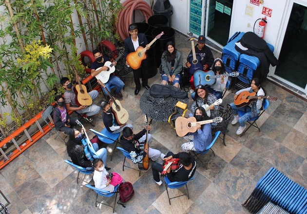 Ofrece el Ayuntamiento de Tzompantepec clases gratuitas de guitarra