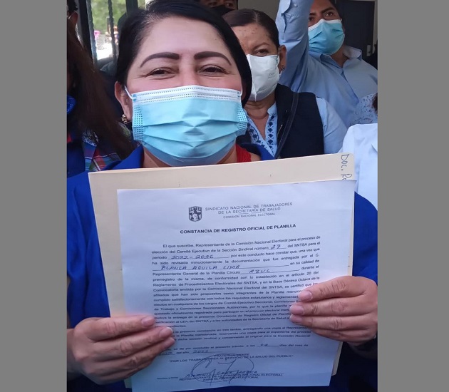 Recibe Blanca Águila Lima constancia de registro oficial de planilla