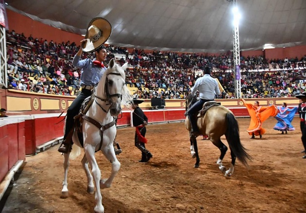 Disfrutan familias espectáculo ecuestre de los caballos Domecq en la Feria de Huamantla