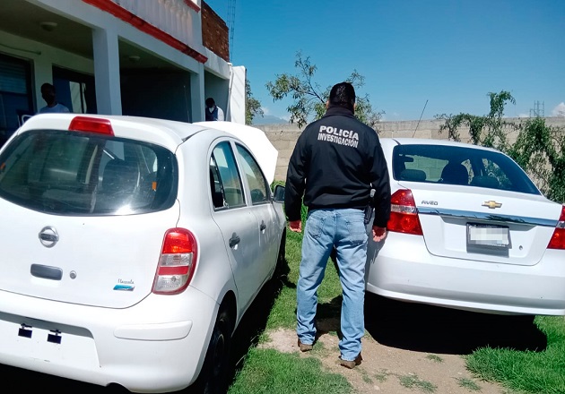 Agentes de investigación de la PGJE recuperan dos taxis con reporte de robo
