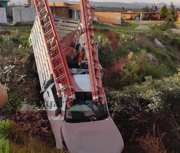 Se accidenta camioneta de empresa de cable, en Calpulalpan; la dejan abandonada