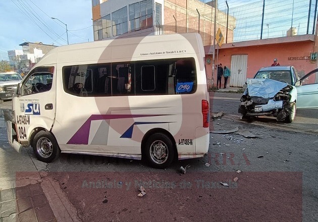 Choque entre colectiva y auto deja al menos cinco lesionados, en Ocotlán