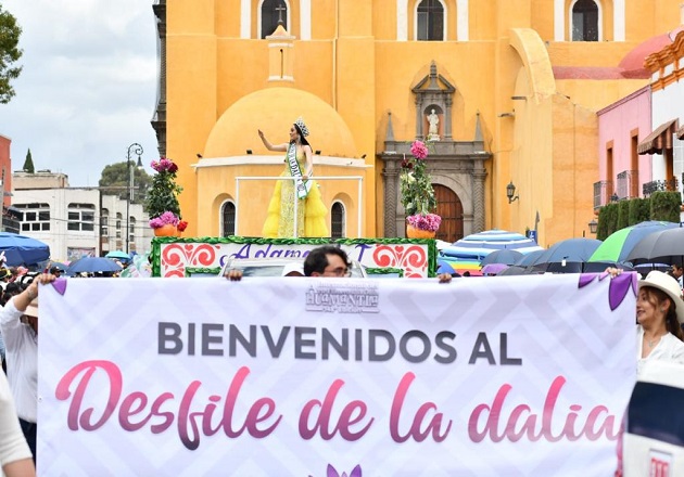 Disfrutan familias en Huamantla fiesta multicolor en el desfile de la Dalia