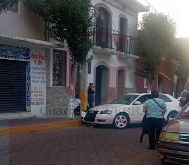 Deja daños materiales choque de vehículo de lujo en Santa Cruz Tlaxcala