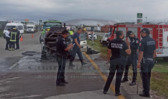 Se incendia camioneta en Calpulalpan