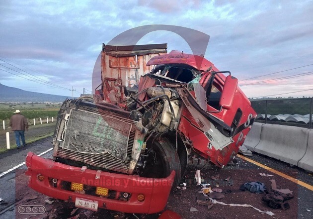 Choque entre dos tractocamiones deja daños materiales en la Huamantla-Cuapiaxtla
