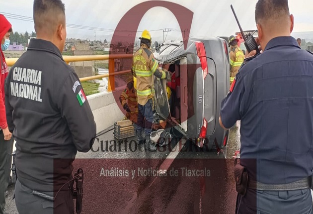Vuelca joven mujer y resulta atrapada dentro de su vehículo, en Anillo Periférico