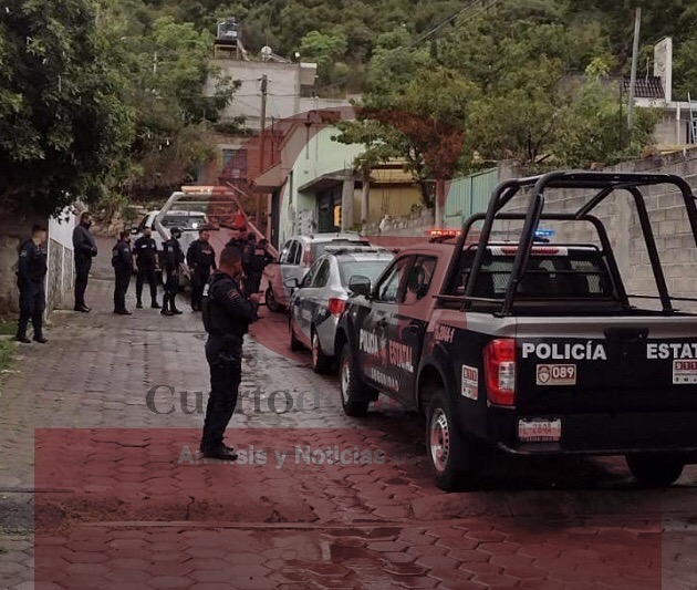 Elementos policiacos aseguran auto con placas sobrepuestas, en Totolac