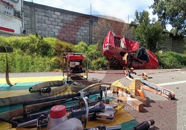 Un hombre muere tras fatal volcadura, en Tlaxco; una menor y un adulto resultaron heridos