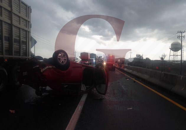 Joven de 22 años vuelca a bordo de su vehículo en la México-Veracruz