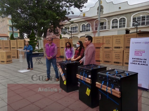 En Zacatelco, alcalde Hildeberto Pérez entrega estufas en beneficio de más de cien familias