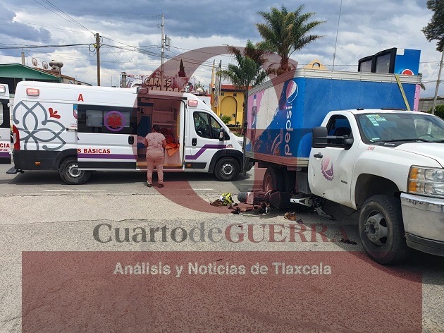 Motociclista lesionado al chocar contra camioneta de refrescos, en la Tlaxcala-Puebla