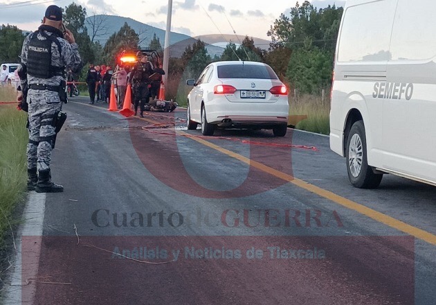 Tras supuestamente rebasar, motociclista muere al chocar contra un vehículo, en Tetla