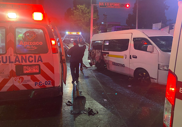 No respetar luz roja del semáforo, provoca choque entre camioneta y colectiva, en Apizaco