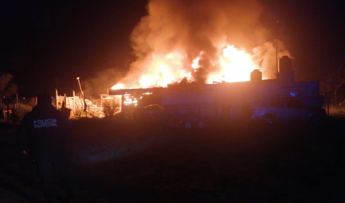 Apoya Policía de Chiautempan trabajos para sofocar incendio en bodega de Santa Cruz Guadalupe