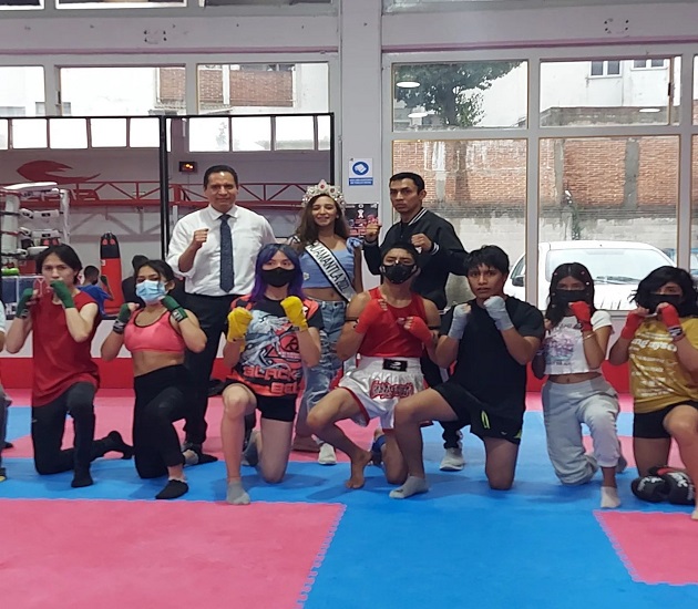 Recibe Luis Antonio Herrera a Sofía Lohr en instalaciones del gimnasio Fire Sports