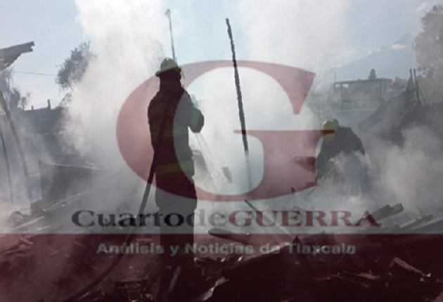 Incendio consume un taller de muebles, en Chiautempan