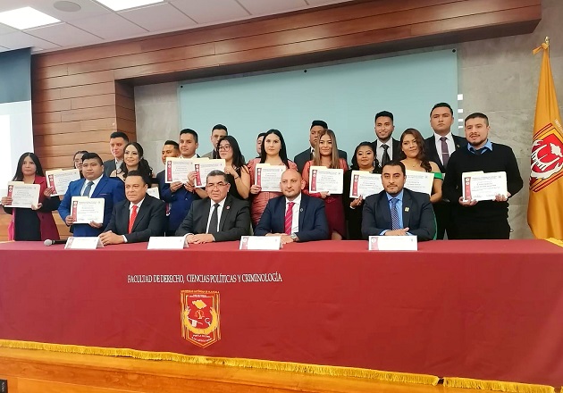 Culminan estudios en Ciencias Políticas y Administración Pública en la UATx